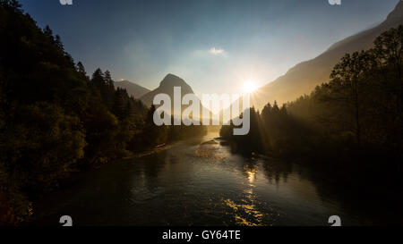 Fluss, Berge, Tal, Hintergrundbeleuchtung, Nationalpark Gesäuse, Enns, Steiermark, Österreich Stockfoto