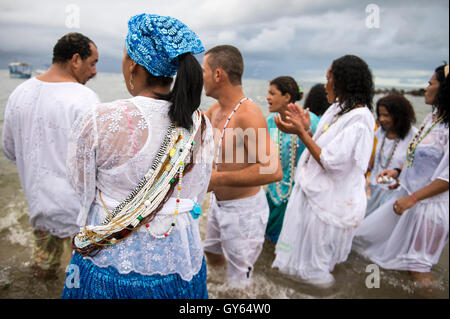 SALVADOR, Brasilien - 20. Februar 2016: Gläubige in weiß auf dem Festival Yemanja gekleidet ins Meer waten. Stockfoto