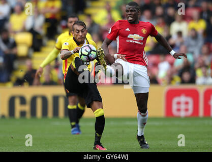 Manchester United Paul Pogba (rechts) und der Watford Roberto Pereyra Kampf um den Ball in der Premier League match bei Vicarage Road, Watford. Stockfoto