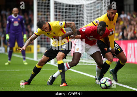 Manchester United Paul Pogba (rechts) und der Watford Jose Holebas (links) Kampf um den Ball in der Premier League match bei Vicarage Road, Watford. Stockfoto