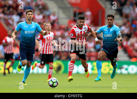 Southamptons Shane Long (Mitte) kämpfen um den Ball mit Swansea City Federico Fernandez (links) und Swansea City Kyle Naughton (rechts) während der Premier League match bei St Mary's, Southampton. Stockfoto