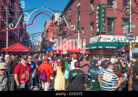 Menschenmassen in der Mulberry Street in Little Italy für das Fest San Gennaro Stockfoto