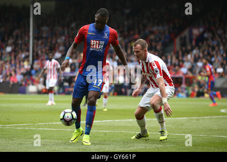 Crystal Palace Christian Benteke (links) und Stoke City Glenn Whelan Kampf um den Ball in der Premier League match bei Selhurst Park, London. Stockfoto