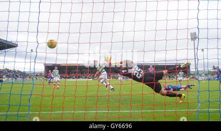 Celtics Tom Rogic Partituren seiner Seite erste Tor des Spiels während der Ladbrokes Scottish Premier League match im Inverness Caledonian Stadium. Stockfoto