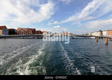 Die Fußgänger und Radfahrer Brücke, den Inner Harbour Bridge, die Kissing Bridge, Nyhavn und Christianshavn ist offen für das Auslaufen eines Schiffes. Stockfoto