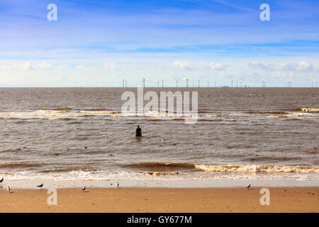 Flut an Crosby Strand nahe Liverpool mit Anthony Gormley Skulpturen. Stockfoto