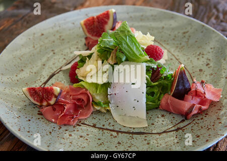 Frischer Salat mit Feigen, Parmaschinken und Ziegen Käse Stockfoto