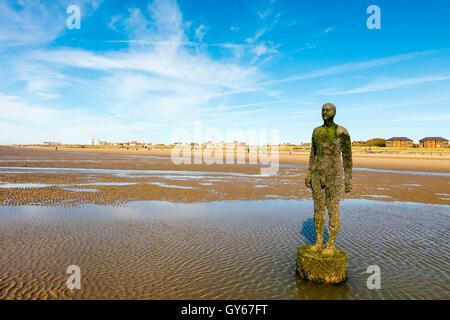 Crossby Strand, in der Nähe von Liverpool mit einem anderen Ort Skulpturen. Stockfoto