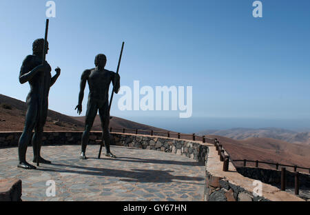 Fuerteventura, Mirador Corrales de Guize: Ayose und Gestalt Statuen, Könige des alten Fuerteventura vor der Eroberung im Jahre 1402 Stockfoto