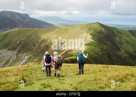 Wanderer Wandern West auf dem Weg von Trum y Ddysgl zu Mynydd Tal-y-mignedd auf Krippe Nantlle Ridge zu Fuß in den Bergen von Snowdonia Wales UK Stockfoto