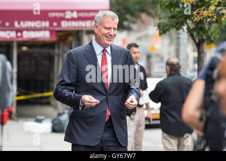 Chelsea, New York, USA. 18. September 2016. New Yorks Bürgermeister Bill de Blasio tourte die Website der Bombenexplosion auf West 23rd Street zwischen sechsten und siebten Avenue im Stadtteil Manhattan Chelsea und dann gestoppt bei verschiedenen lokalen Unternehmen, Eigentümer und Bewohner zu begrüßen. Bildnachweis: Pazifische Presse/Alamy Live-Nachrichten Stockfoto