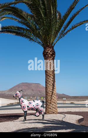 Fuerteventura: eine öffentliche Ziege Skulptur in einen Kreisverkehr. Die Ziege ist das offizielle Symbol der Fuerteventura Stockfoto