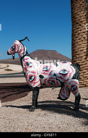 Fuerteventura: eine öffentliche Ziege Skulptur in einen Kreisverkehr. Die Ziege ist das offizielle Symbol der Fuerteventura Stockfoto