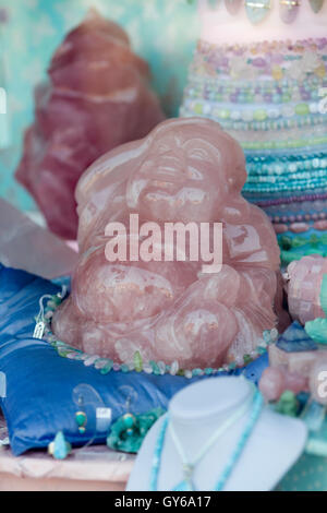 Crystal-Buddhas in einem Schaufenster Stockfoto