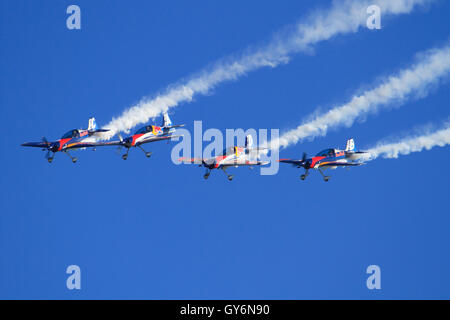 SLIAC, Slowakei - 30.August: Red Bull Extra 300 bei SIAF Airshow in Sliac, Slowakei Stockfoto