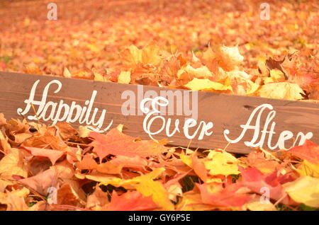 Handgemachte Happily Ever After Zeichen im Herbstlaub Stockfoto