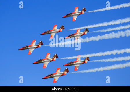 ZELTWEG, Steiermark, Österreich - SEPTEMBER 02: Spanische Luftwaffe Team (BoerseBZ Aguila) CASA C-101EB Aviojet bei Airpower 2016 in Zeltw Stockfoto