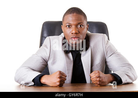 Männliche Geschäftsmann sitzt auf einem Stuhl, wütend. Stockfoto