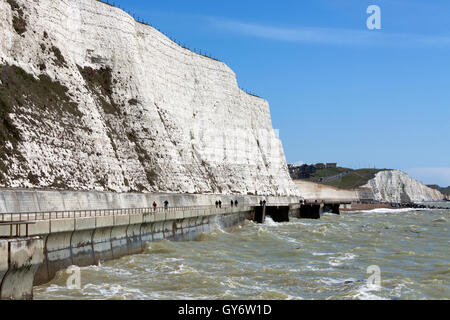 Seegang buffet das Undercliff gehen bei Saltdean in Sussex Stockfoto