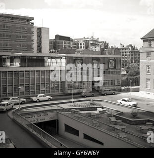 1960er-Jahren, historische, neue moderne Hochhaus Bürogebäude in der City of London mit dem Barbican-Restaurant in der Mitte rechts auf das Bild über eine Tiefgarage gebaut. Stockfoto