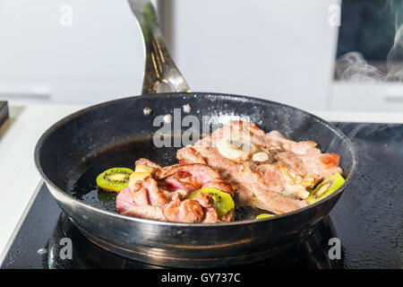 Fleisch mit Kiwis Stockfoto