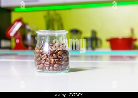 Kaffeebohnen in das Glasgefäß Stockfoto