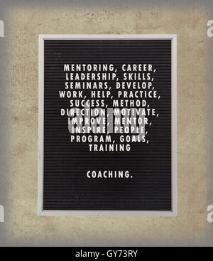 Coaching-Konzept in Kunststoff Buchstaben auf sehr alten Speisekarte an Bord Stockfoto