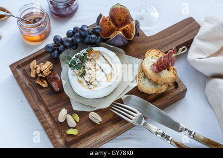 gebackener Camambert Käse mit Marmelade dekoriert Mandel Stockfoto