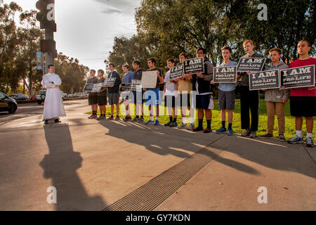 Begleitet von einem Priester, eine rein männlichen Gruppe von katholischen Teenager und junge Demonstranten hält eine Anti Abtreibung Demonstration vor einer Filiale von Planned Parenthood in Mission Viejo, CA. Hinweis Kruzifix. Stockfoto