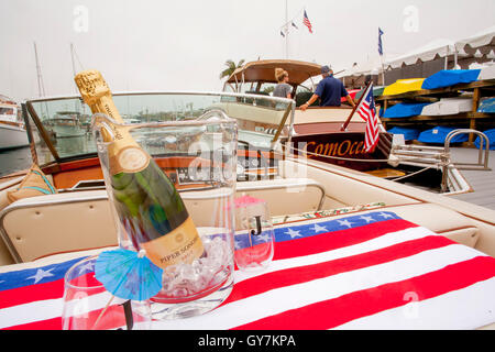 Eine Flasche Champagner schmückt ein Motorboot in einer Ausstellung des klassischen hölzernen Sportboote in einem Newport Beach, CA, Yacht Club. Beachten Sie andere Boote im Hintergrund. Stockfoto