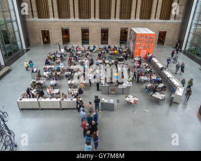 Mittags Gäste Line-up an der neuen American Cafe an der Boston Museum of Fine Arts. Beachten Sie die Kunstausstellung im rechten Hintergrund. Stockfoto