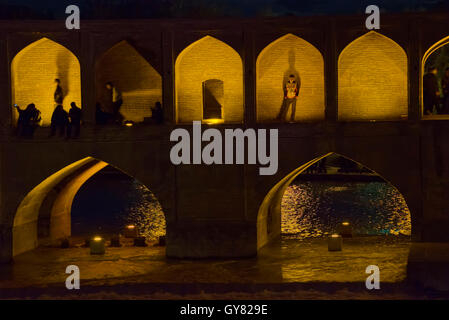 Gruppe oder allein am Pol-e Si-o-She, Isfahan, Iran Stockfoto