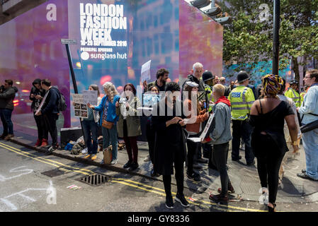 London, UK.  17. September 2016.  Tierschützer und Anti-Pelz-Kampagnen zu inszenieren einen Abend-Protest vor London Fashion Week-Haus in der Brewer Street, Soho.  Bildnachweis: Stephen Chung / Alamy Live News Stockfoto