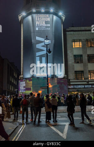 London, UK.  17. September 2016.  Tierschützer und Anti-Pelz-Kampagnen zu inszenieren einen Abend-Protest vor London Fashion Week-Haus in der Brewer Street, Soho.  Bildnachweis: Stephen Chung / Alamy Live News Stockfoto