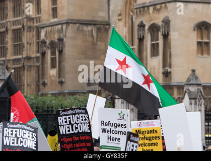 London, UK. 17. September 2016. Demonstrant außerhalb des Parlaments für den "Flüchtlinge willkommen" Protest Credit: Ian Davidson/Alamy Live News Stockfoto