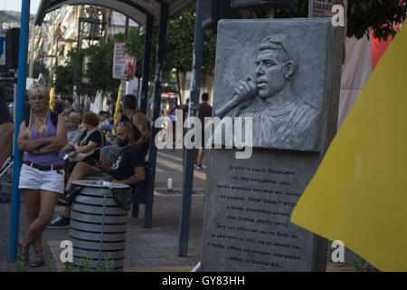 Athen, Griechenland. 17. September 2016. Demonstranten marschieren in Keratsini Vorort in Athen riefen Parolen gegen Neonazis. Linken gingen auf die Straße gegen Faschismus, in Erinnerung an Pavlos Fyssas, die 34-jährige Rapper zu demonstrieren, die am 18. September 2013 von einem Mitglied der griechischen Neonazi-Partei Golden Dawn erstochen wurde. Bildnachweis: Nikolas Georgiou/ZUMA Draht/Alamy Live-Nachrichten Stockfoto