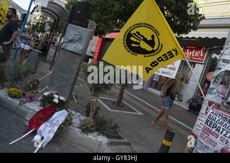 Athen, Griechenland. 17. September 2016. Demonstranten marschieren in Keratsini Vorort in Athen riefen Parolen gegen Neonazis. Linken gingen auf die Straße gegen Faschismus, in Erinnerung an Pavlos Fyssas, die 34-jährige Rapper zu demonstrieren, die am 18. September 2013 von einem Mitglied der griechischen Neonazi-Partei Golden Dawn erstochen wurde. Bildnachweis: Nikolas Georgiou/ZUMA Draht/Alamy Live-Nachrichten Stockfoto