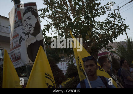 Athen, Griechenland. 17. September 2016. Demonstranten marschieren in Keratsini Vorort in Athen riefen Parolen gegen Neonazis. Linken gingen auf die Straße gegen Faschismus, in Erinnerung an Pavlos Fyssas, die 34-jährige Rapper zu demonstrieren, die am 18. September 2013 von einem Mitglied der griechischen Neonazi-Partei Golden Dawn erstochen wurde. Bildnachweis: Nikolas Georgiou/ZUMA Draht/Alamy Live-Nachrichten Stockfoto