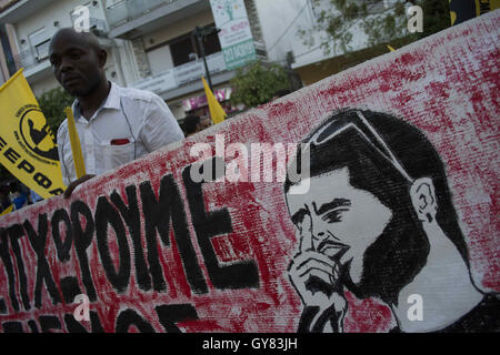 Athen, Griechenland. 17. September 2016. Demonstranten marschieren in Keratsini Vorort in Athen riefen Parolen gegen Neonazis. Linken gingen auf die Straße gegen Faschismus, in Erinnerung an Pavlos Fyssas, die 34-jährige Rapper zu demonstrieren, die am 18. September 2013 von einem Mitglied der griechischen Neonazi-Partei Golden Dawn erstochen wurde. Bildnachweis: Nikolas Georgiou/ZUMA Draht/Alamy Live-Nachrichten Stockfoto