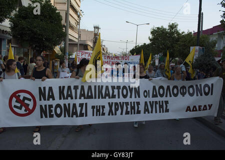 Athen, Griechenland. 17. September 2016. Demonstranten marschieren in Keratsini Vorort in Athen riefen Parolen gegen Neonazis. Linken gingen auf die Straße gegen Faschismus, in Erinnerung an Pavlos Fyssas, die 34-jährige Rapper zu demonstrieren, die am 18. September 2013 von einem Mitglied der griechischen Neonazi-Partei Golden Dawn erstochen wurde. Bildnachweis: Nikolas Georgiou/ZUMA Draht/Alamy Live-Nachrichten Stockfoto