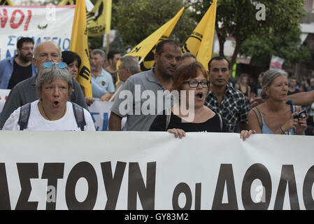 Athen, Griechenland. 17. September 2016. Demonstranten marschieren in Keratsini Vorort in Athen riefen Parolen gegen Neonazis. Linken gingen auf die Straße gegen Faschismus, in Erinnerung an Pavlos Fyssas, die 34-jährige Rapper zu demonstrieren, die am 18. September 2013 von einem Mitglied der griechischen Neonazi-Partei Golden Dawn erstochen wurde. Bildnachweis: Nikolas Georgiou/ZUMA Draht/Alamy Live-Nachrichten Stockfoto