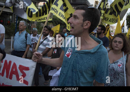 Athen, Griechenland. 17. September 2016. Demonstranten marschieren in Keratsini Vorort in Athen riefen Parolen gegen Neonazis. Linken gingen auf die Straße gegen Faschismus, in Erinnerung an Pavlos Fyssas, die 34-jährige Rapper zu demonstrieren, die am 18. September 2013 von einem Mitglied der griechischen Neonazi-Partei Golden Dawn erstochen wurde. Bildnachweis: Nikolas Georgiou/ZUMA Draht/Alamy Live-Nachrichten Stockfoto