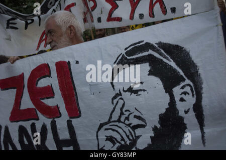 Athen, Griechenland. 17. September 2016. Demonstranten marschieren in Keratsini Vorort in Athen riefen Parolen gegen Neonazis. Linken gingen auf die Straße gegen Faschismus, in Erinnerung an Pavlos Fyssas, die 34-jährige Rapper zu demonstrieren, die am 18. September 2013 von einem Mitglied der griechischen Neonazi-Partei Golden Dawn erstochen wurde. Bildnachweis: Nikolas Georgiou/ZUMA Draht/Alamy Live-Nachrichten Stockfoto