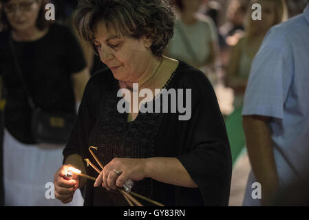 Athen, Griechenland. 17. September 2016. MAGDA FYSSA, ehrt die Mutter von Pavlos Fyssas, der 34-jährige Rapper, die von einem Mitglied der griechischen Neonazi-Partei Goldene Morgenröte am 18. September 2013 ermordet wurde ihr Sohn in das Denkmal an der Stelle wo Pavlos erstochen wurde. Linken gingen auf die Straße, um gegen Faschismus, in Erinnerung an Pavlos Fyssas zu demonstrieren. Bildnachweis: Nikolas Georgiou/ZUMA Draht/Alamy Live-Nachrichten Stockfoto