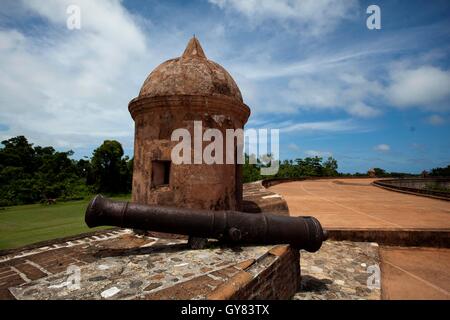 Omoa. 16. Sep, 2016. Foto aufgenommen am 16. September 2016 zeigen einen Blick von der Festung von San Fernando in Omoa, Abteilung von Cortes, Honduras. Gelegen an der Karibik Küste von Honduras, die Festung von San Fernando ist ein aus dem 18. Jahrhundert spanische Festung gebaut, um die Küste vor Piraterie zu schützen und ist heute eine touristische Attraktion. Bildnachweis: Rafael Ochoa/Xinhua/Alamy Live-Nachrichten Stockfoto