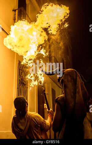 Sitges, Spanien. 17. September 2016. Ein Feuerschlucker "Diables de Terrassa" führt in Sitges wenig "Festa Major", "Santa Tecla" Credit: Matthi/Alamy Live-Nachrichten Stockfoto