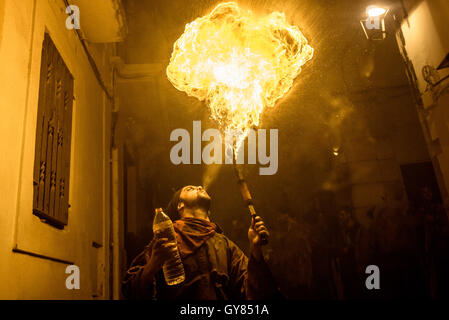 Sitges, Spanien. 17. September 2016. Ein Feuerschlucker "Diables de Terrassa" führt in Sitges wenig "Festa Major", "Santa Tecla" Credit: Matthi/Alamy Live-Nachrichten Stockfoto