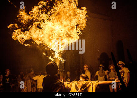 Sitges, Spanien. 17. September 2016. Ein Feuerschlucker "Diables de Terrassa" führt in Sitges wenig "Festa Major", "Santa Tecla" Credit: Matthi/Alamy Live-Nachrichten Stockfoto