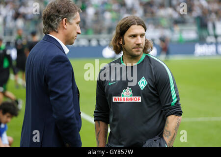 Mönchengladbach, Deutschland 17. September 2016. , Bundesliga, Spieltag 3, Borussia Moenchengladbach - SV Werder Bremen, Sport Direktor Frank Baumann (Bremen, L) und Assistant coach Torsten Frings.     Bildnachweis: Jürgen Schwarz/Alamy Live-Nachrichten Stockfoto