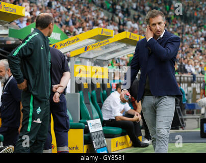 Mönchengladbach, Deutschland 17. September 2016. , Bundesliga, Spieltag 3, Borussia Moenchengladbach - SV Werder Bremen, Sport-Direktor Frank Baumann (Bremen, R) und Manager Viktor Skripnik.     Bildnachweis: Jürgen Schwarz/Alamy Live-Nachrichten Stockfoto